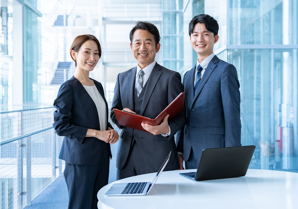 信頼感のある頼もしい笑顔を浮かべた女性と壮年の男性と若い男性