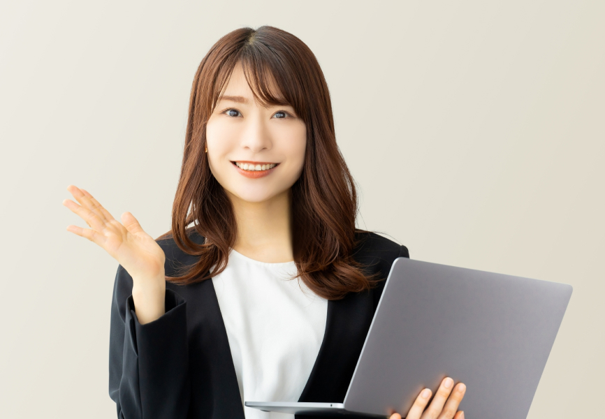 笑顔で企業を紹介する女性