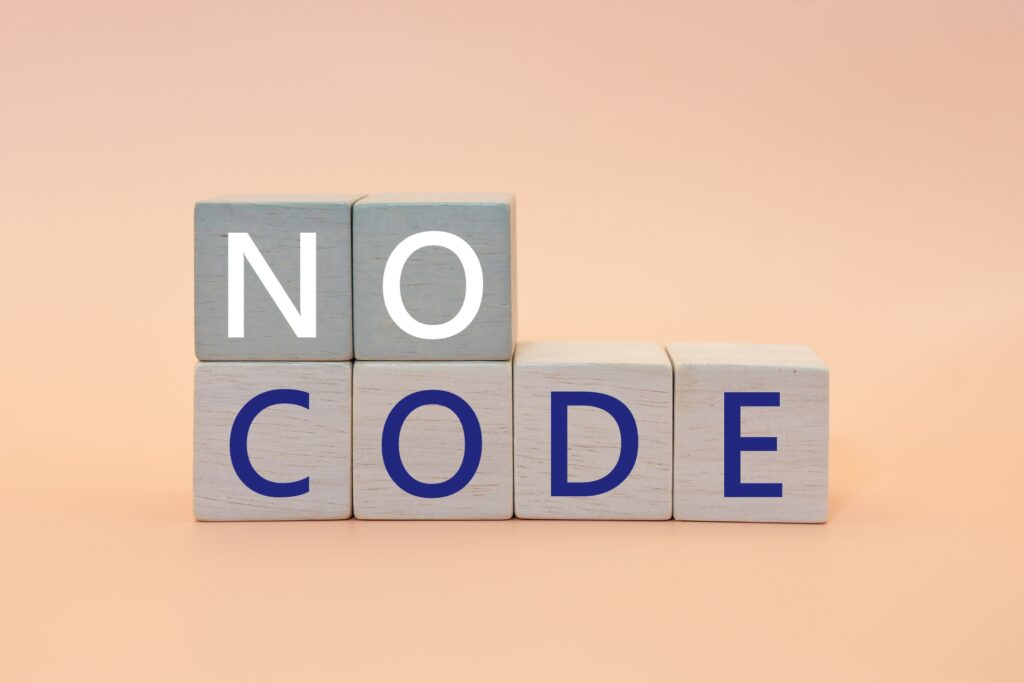 ノーコード開発とは？メリット・デメリットやツール・事例についても解説